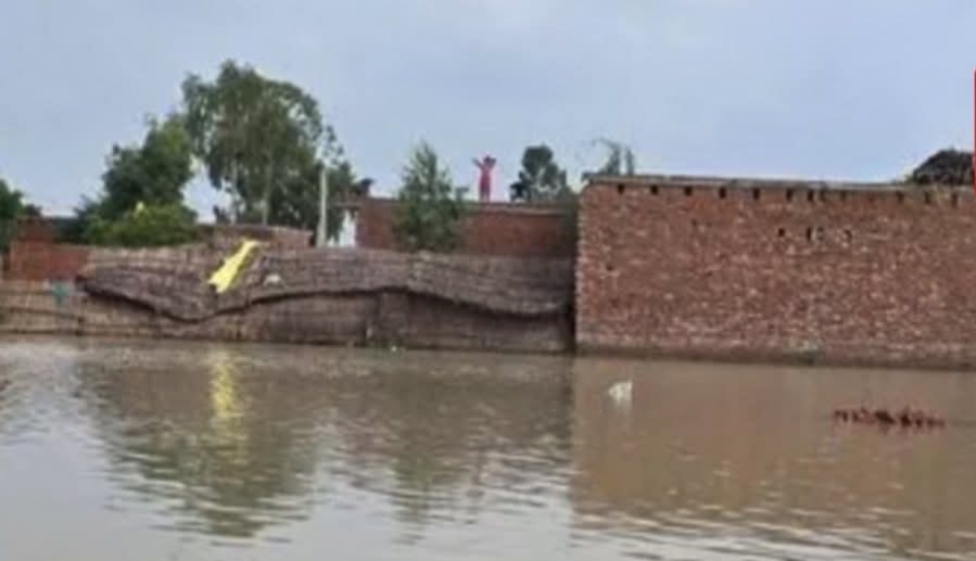 बदायूं। नरौरा से 1.50 लाख क्यूसेक पानी छोड़े जाने के बाद गंगा का जलस्तर 162.48 मीटर है।