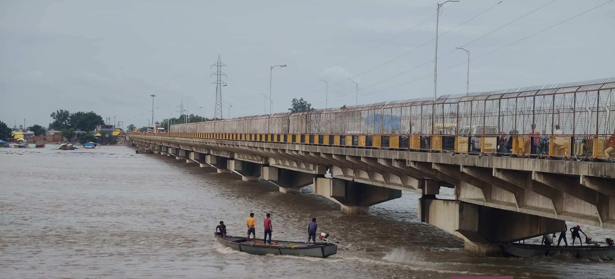 नरौरा बांध से गुरुवार सुबह 181902 क्यूसेक पानी छोड़ा गया, 