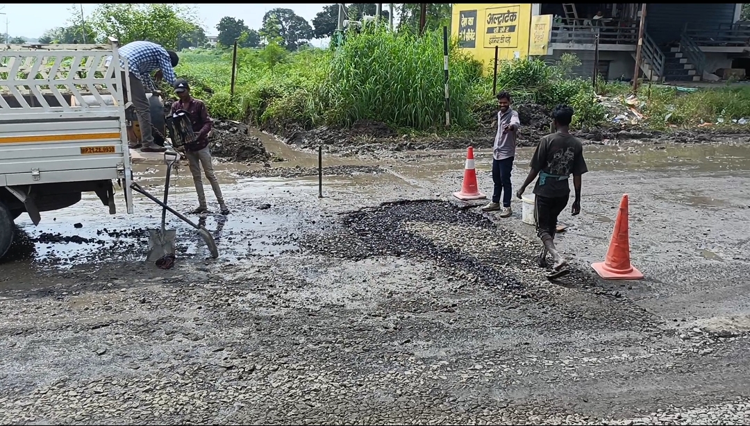 शिवसेना UBT की चेतावनी का असर – केसुर बड़नगर मार्ग हुआ दुरुस्त 