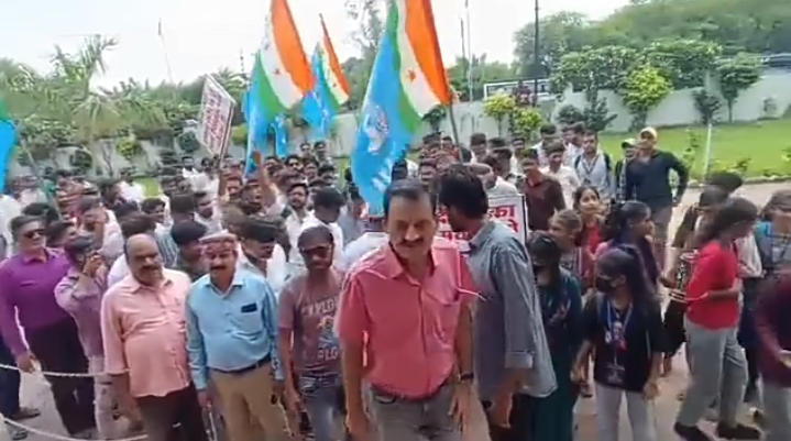 केपी कॉलेज के छात्र व एनएसयूआई कार्यकर्ताओं ने आज कलेक्टर कार्यालय पर बेरोजगारी के खिलाफ जोरदार प्रदर्शन किया।