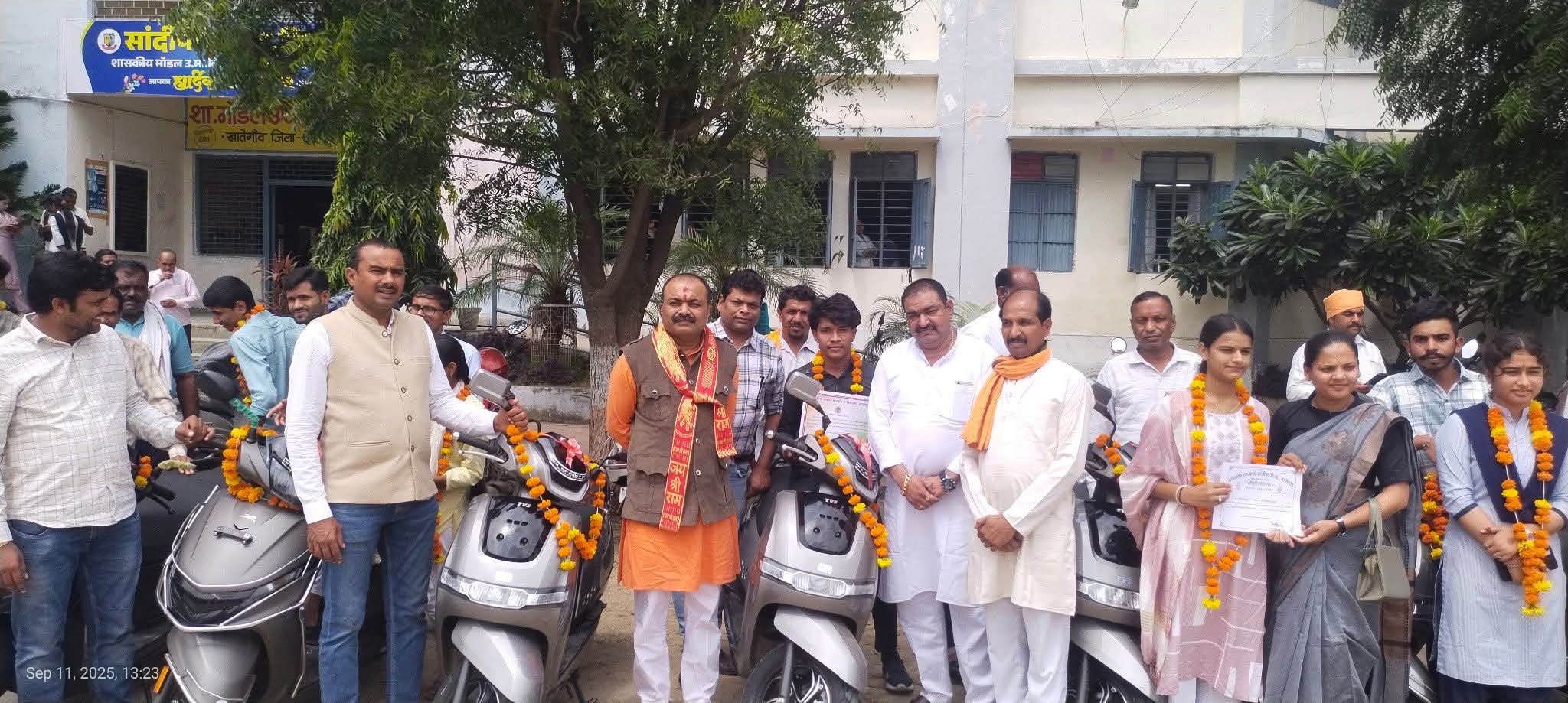 खातेगाँव में 22 टॉपर्स छात्रों को मिली स्कूटी — विधायक आशीष शर्मा जी के नेतृत्व में हुआ वितरण