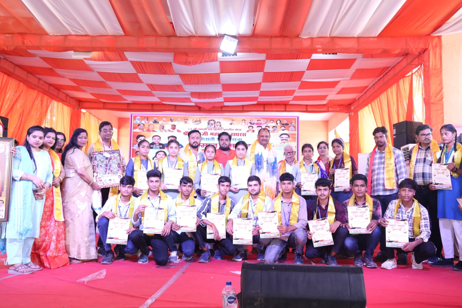  मेला श्री दाऊजी महाराज के पंडाल में शनिवार को मेधावी छात्र-छात्राओं के सम्मान समारोह का भव्य आयोजन किया गया। 