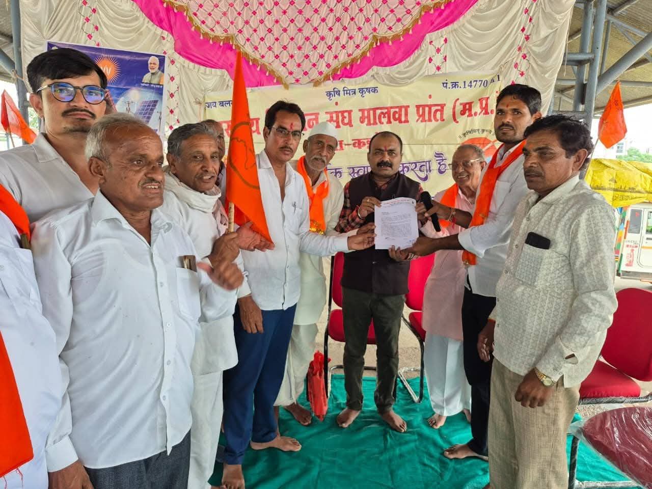 खातेगांव में विधायक आशीष शर्मा ने किसानों से की विस्तारपूर्ण चर्चा
