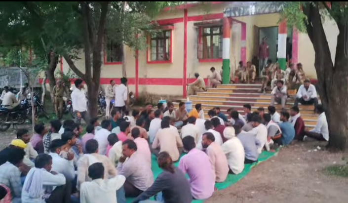 सतवास तहसील का बंजारा समाज ने किया घेराव, तहसीलदार अरविंद दिवाकर को निलंबित कराने की मांग 