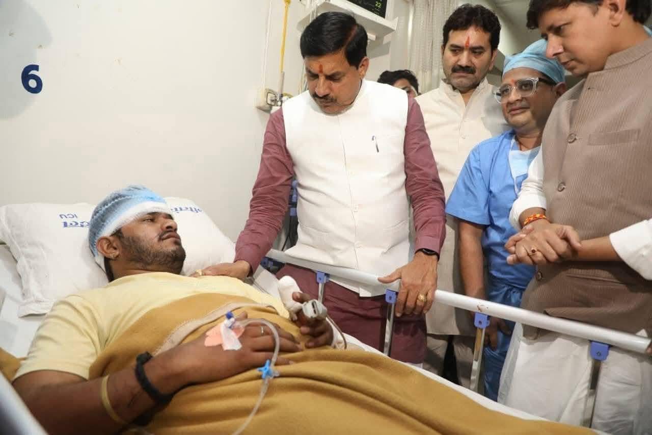 एयरपोर्ट रोड हादसा : घायलों से मिलने इंदौर पहुंचे मुख्यमंत्री मोहन यादव