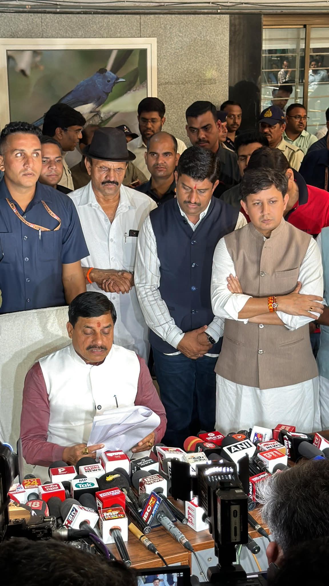 एयरपोर्ट रोड हादसा : घायलों से मिलने इंदौर पहुंचे मुख्यमंत्री मोहन यादव