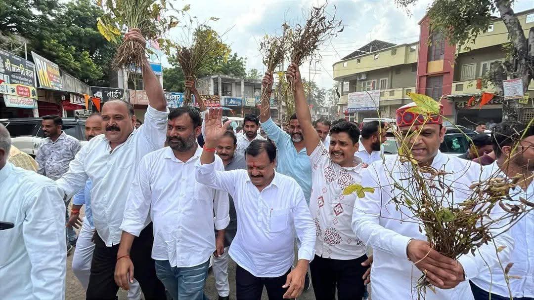 पूर्व मंत्री सज्जन सिंह वर्मा के आतिथ्य में जिला कांग्रेस ने उठाई किसानों की आवाज़