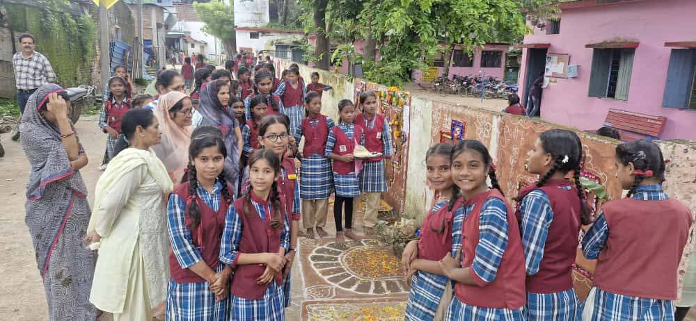 नेमावर में संजा लोकपर्व का उल्लास — छात्राओं ने भित्तिचित्रों में दिया प्रकृति संरक्षण का संदेश