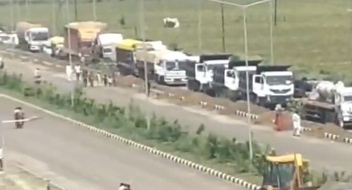 संदलपुर में हाइवे जाम : प्रशासन की लापरवाही से आस्था बनी अव्यवस्था
