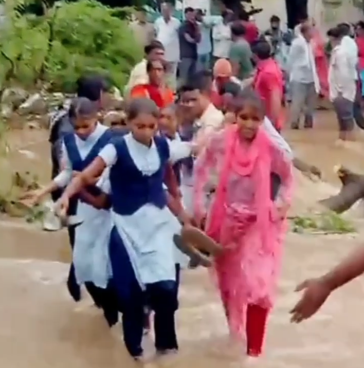 देवास के जामगोद में अधूरी पुलिया बनी खतरा, रस्सी पकड़कर जान जोखिम में पार कर रहे ग्रामीण