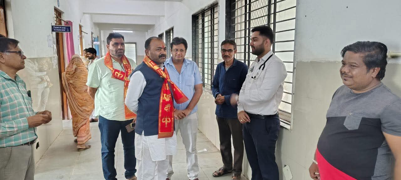 खातेगांव में सेवा पखवाड़ा अभियान के तहत स्वास्थ्य शिविर का विधायक ने किया अवलोकन