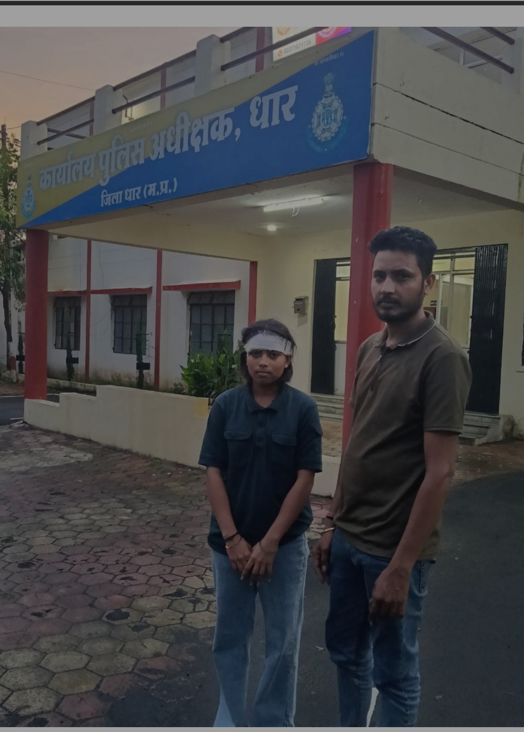 मनावर थाना इंचार्ज आरोपी के साथ मिलकर उत्तम ओर उनकी पत्नी को धमकाया  