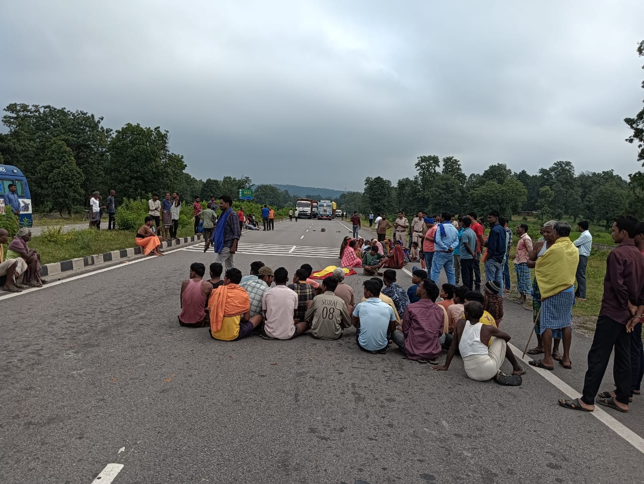  सड़क पार कर रही महिला को तेज रफ्तार वाहन ने मारी टक्कर मौके पर हुई मौत