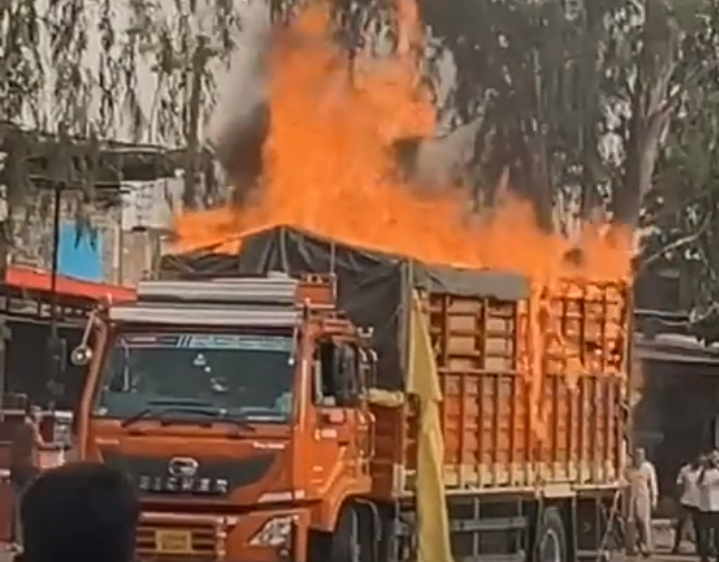 संदलपुर में सड़क हादसा: आइशर गाड़ी आग की लपटों में, लोग रहे दहशत में