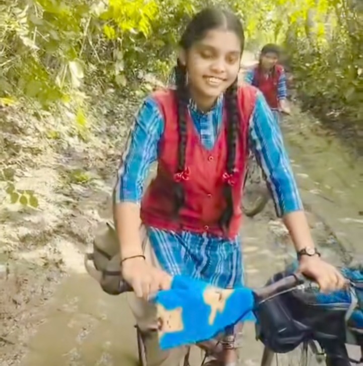 नेमावर-कुड़गांव मार्ग की दुर्दशा से ग्रामीण परेशान, सोशल मीडिया पर उठाई आवाज