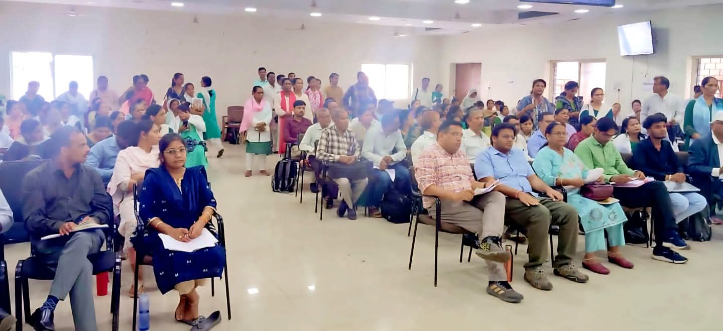 डिप्टी कलेक्टर श्री अभिषेक शर्मा ने स्वास्थ्य विभाग की लंबित सीएम हेल्पलाइन शिकायतों की समीक्षा की