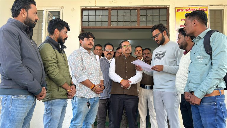 आष्टा में पत्रकार प्रमोद शर्मा के साथ हुई घटनाओं को लेकर खातेगांव पत्रकार संघ ने एसडीएम को सौपा ज्ञापन