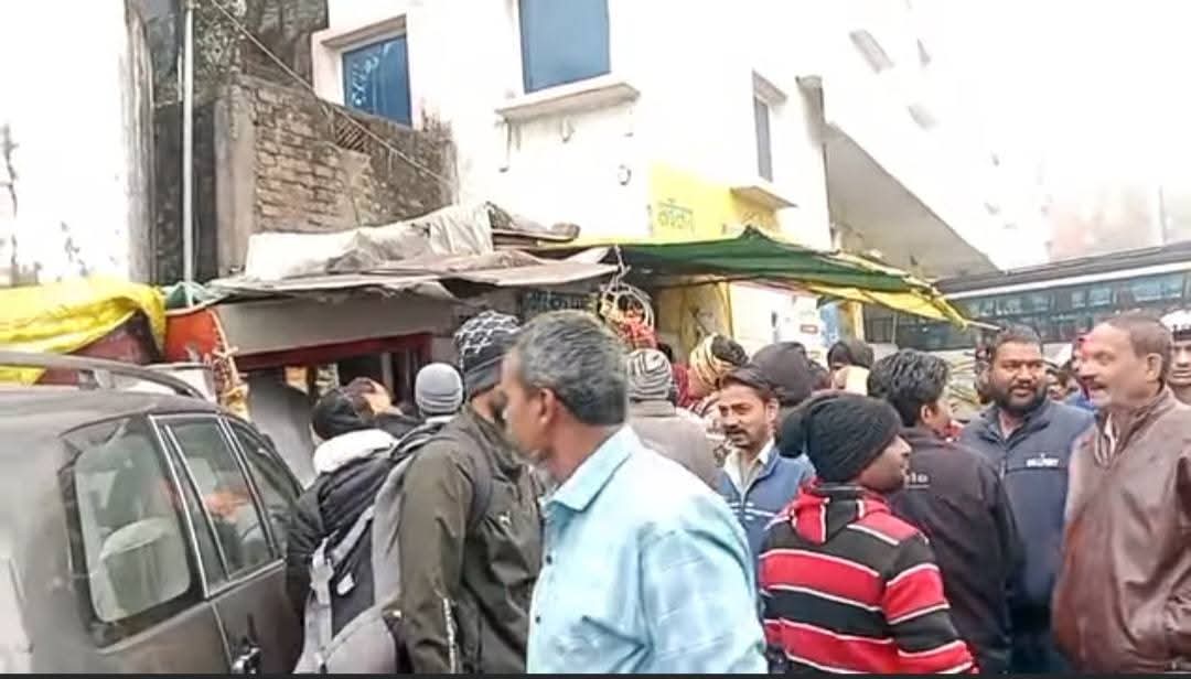 ब्रेक फेल होने से इनोवा कार पान की गुमटी में घुसी, बड़ा हादसा टला