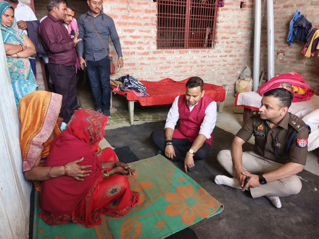 जिलाधिकारी व पुलिस अधीक्षक ने अग्निवीर शहीद धीरज गुप्ता के घर पहुंच कर