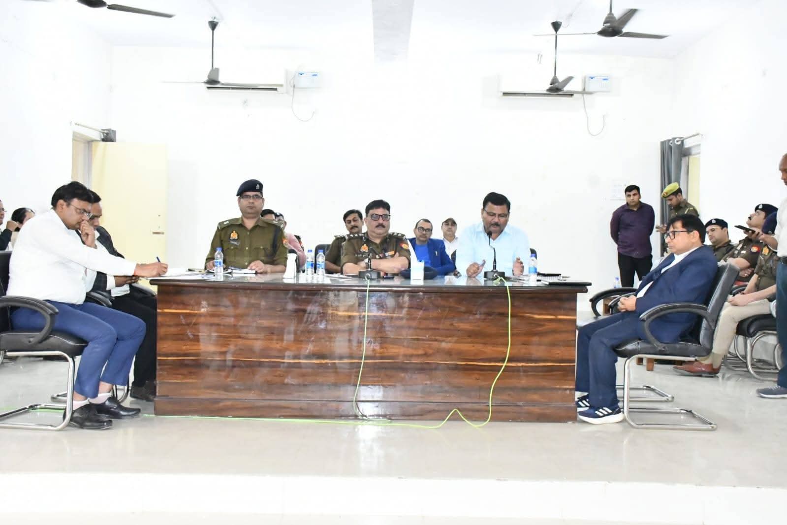 आगामी त्योहारों को लेकर बदायूँ पुलिस की पीस कमेटी बैठक, शांति व सौहार्द बनाए रखने की अपील।