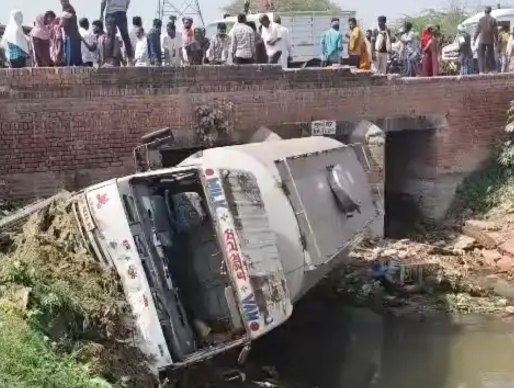 भदोही में दूध वहान नहर में पलटा उगापुर नहर के पास बाइक और ट्रैक्टर की हुई टक्कर हादसे