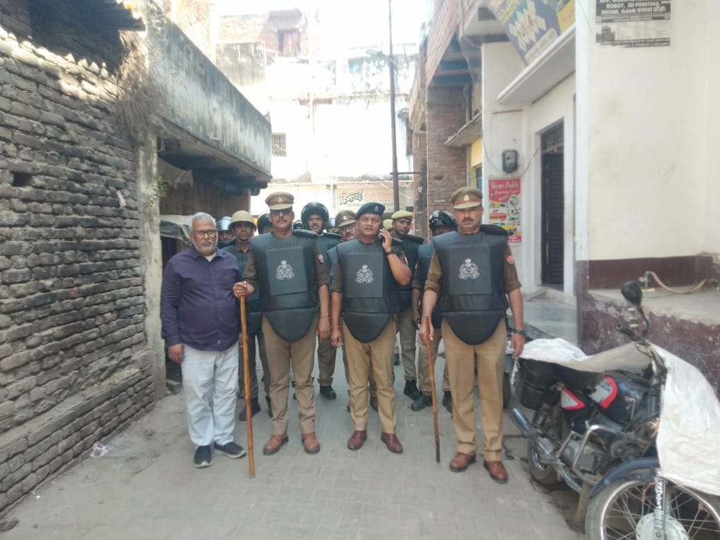 होली से पहले सड़कों पर उतरा प्रशासन, औराई खमरिया में फ्लैग मार्च