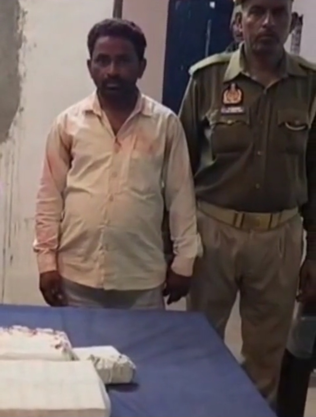 राजा का रामपुर पुलिस ने शराब तस्कर दबोचा, 30 क्वार्टर देशी शराब व 4 कैन बीयर बरामद