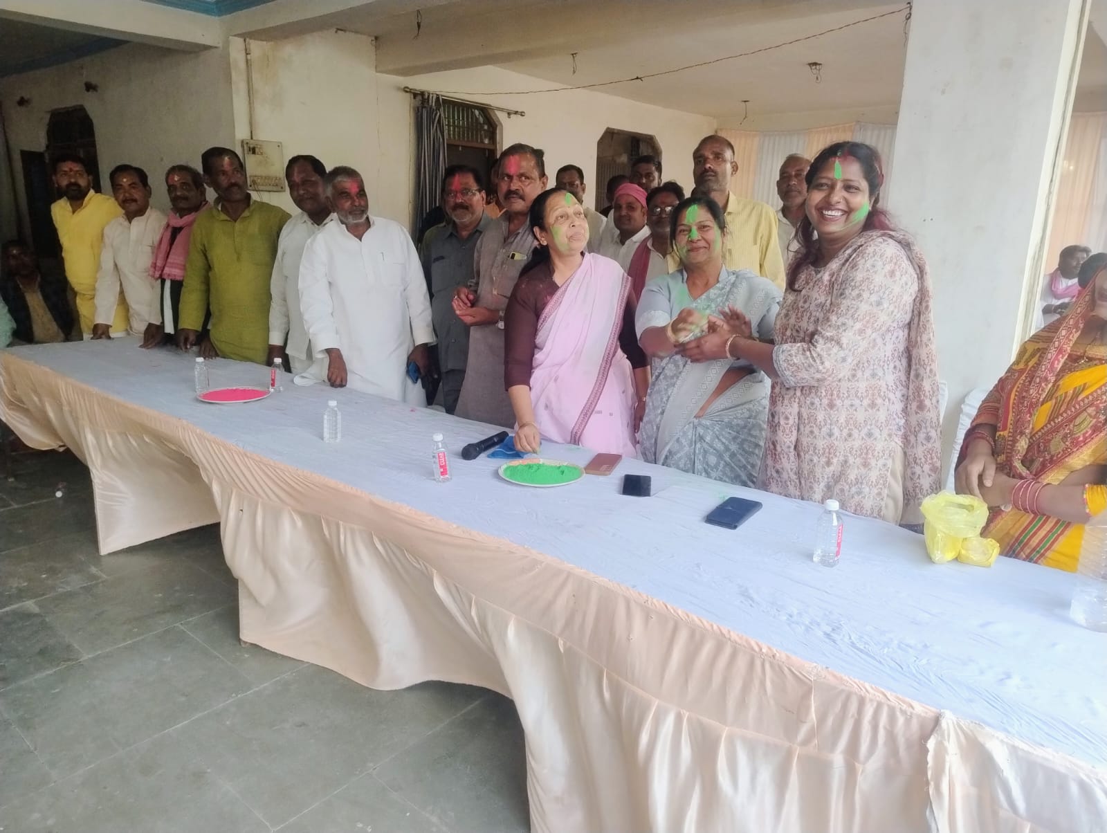 अनेकता में एकता ही होली पर्व का संदेश,, मधुबाला
उगापुर स्थित सपा  कैंप कार्यालय पर आयोजित हुआ होली मिलन समारोह