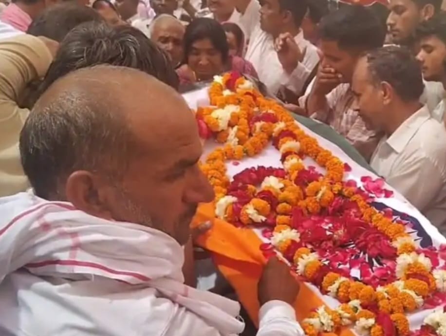 एटा के सूबेदार सुनील कुमार का निधन | लद्दाख में तैनात सैनिक की ब्रेन ट्यूमर से मौत, राजकीय सम्मान से अंतिम संस्कार