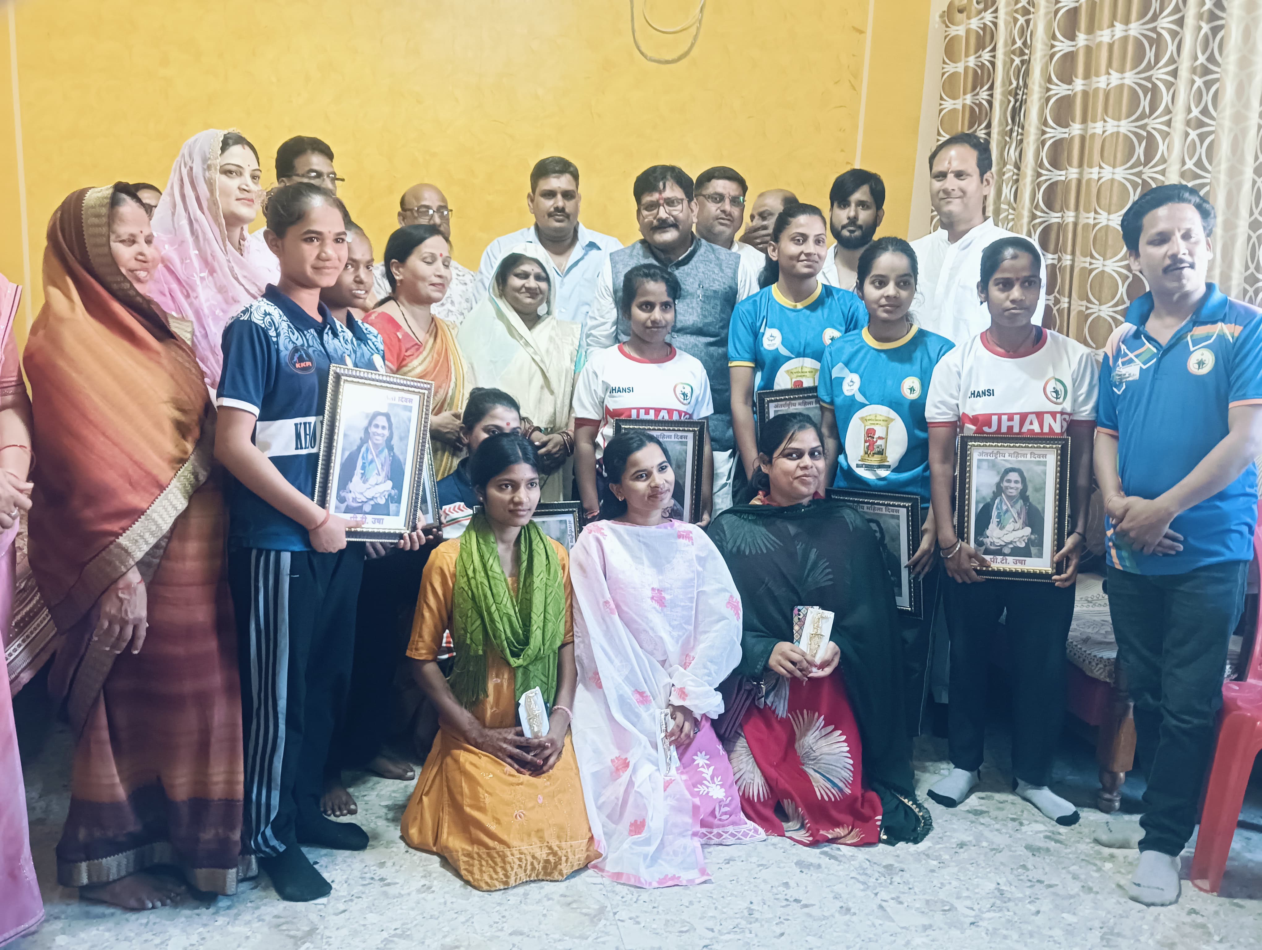 बरुआ सागर: अंतर्राष्ट्रीय महिला दिवस पर 'उड़न परी' पी.टी. उषा के चित्र के साथ सम्मानित हुईं महिला खिलाड़ी