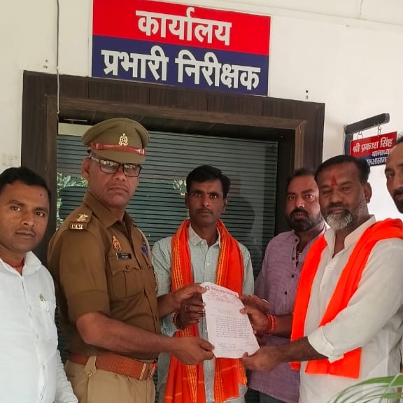 बरुआ सागर: विवादित टिप्पणी को लेकर हिंदू संगठनों में रोष, थाना प्रभारी को सौंपा ज्ञापन