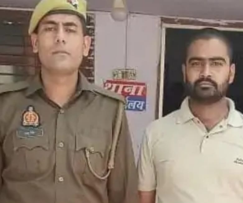 भाई की हत्या का आरोपी चढ़ा पुलिस के हत्थे, 12 बोर तमंचा बरामद