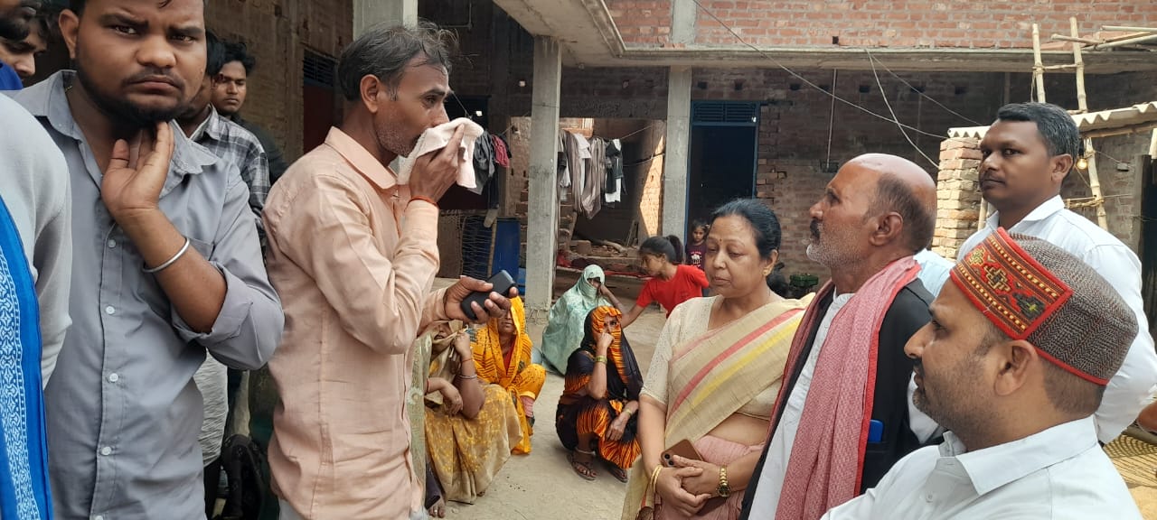 पिपरगांव घटना को लेकर सपा पूर्व विधायिका  मधुबाला पासी ने पीड़ित परिवार से की मुलाकात