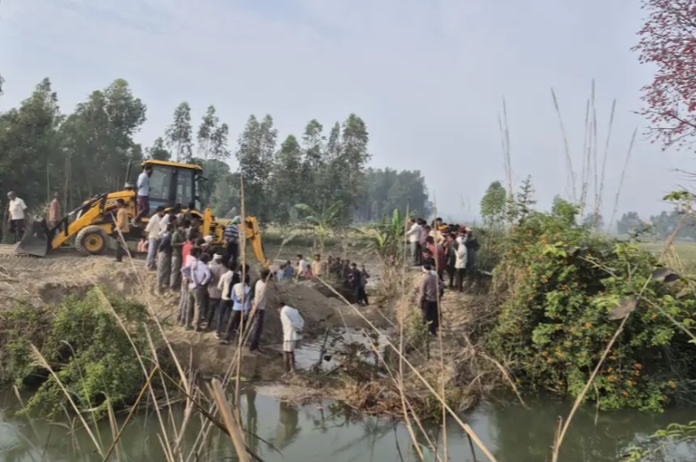 नहर टूटी, किसानों की मेहनत डूबी: जेसीबी से 5 घंटे में रोका गया पानी