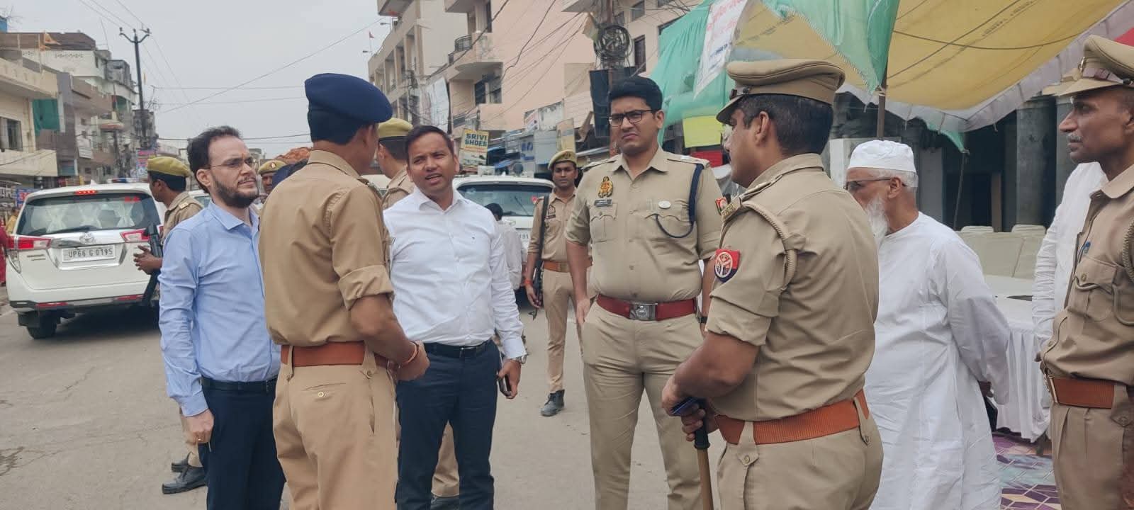 अलविदा जुमे के दृष्टिगत डीएम-एसपी ने अजीमुल्लाह चौराहा सहित संवेदनशील क्षेत्रों का किया निरीक्षण, शांति एवं सुरक्षा के पुख्ता इंतजाम