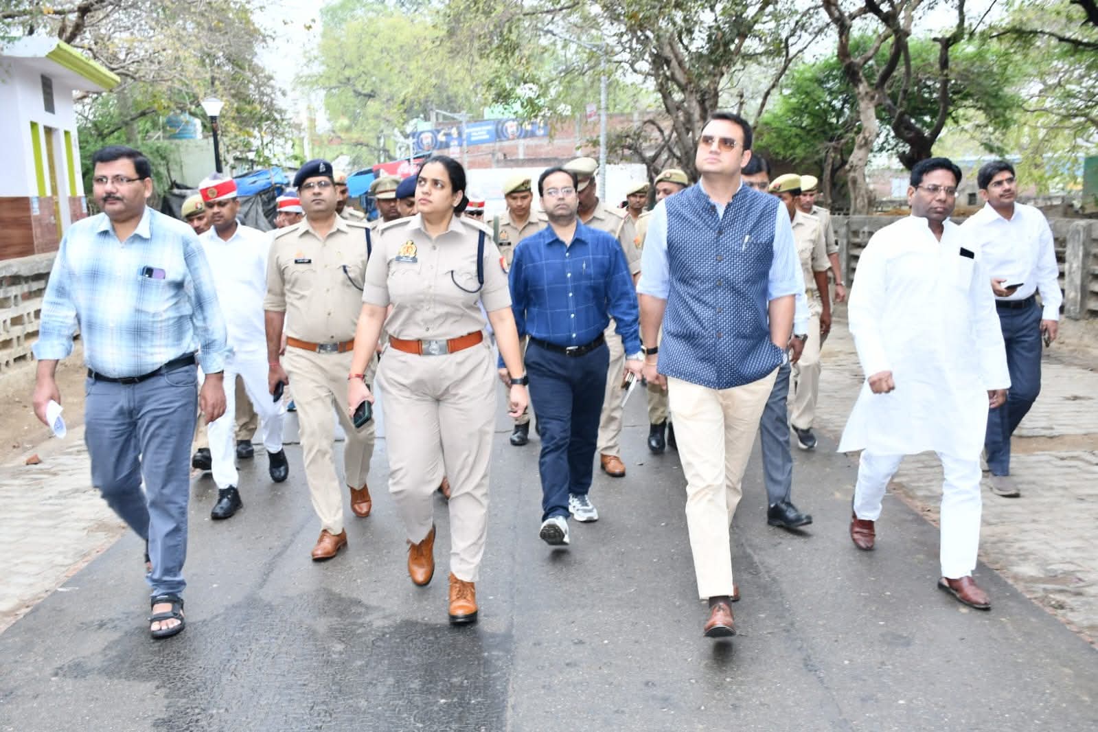 बदायूं:अलविदा जुमा व ईद उल-फितर को लेकर बदायूँ में प्रशासन सतर्क अधिकारियों ने किया पैदल गश्त।