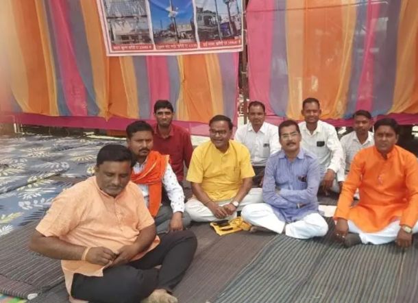 नगर परिषद की कार्यप्रणाली से नाराज पार्षद बैठे भूख हड़ताल में