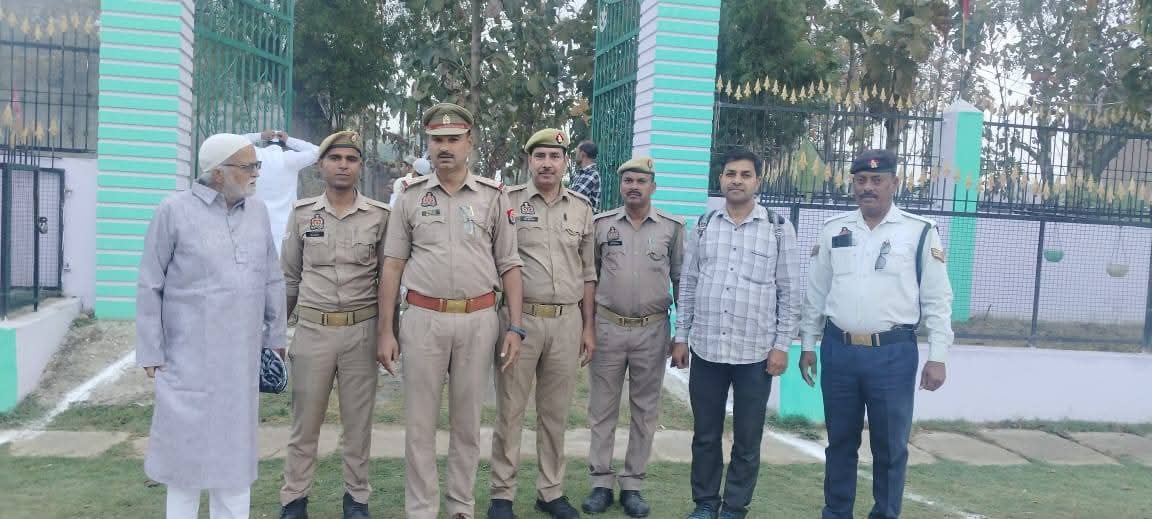 खमरिया ईदगाह में अदा हुई ईद-उल-फितर की नमाज, गले मिलकर दी मुबारकबाद