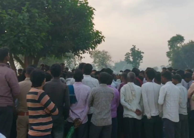 एटा में 22 वर्षीय महिला का शव पेड़ से लटका मिला, परिवार ने जताई हत्या की आशंका