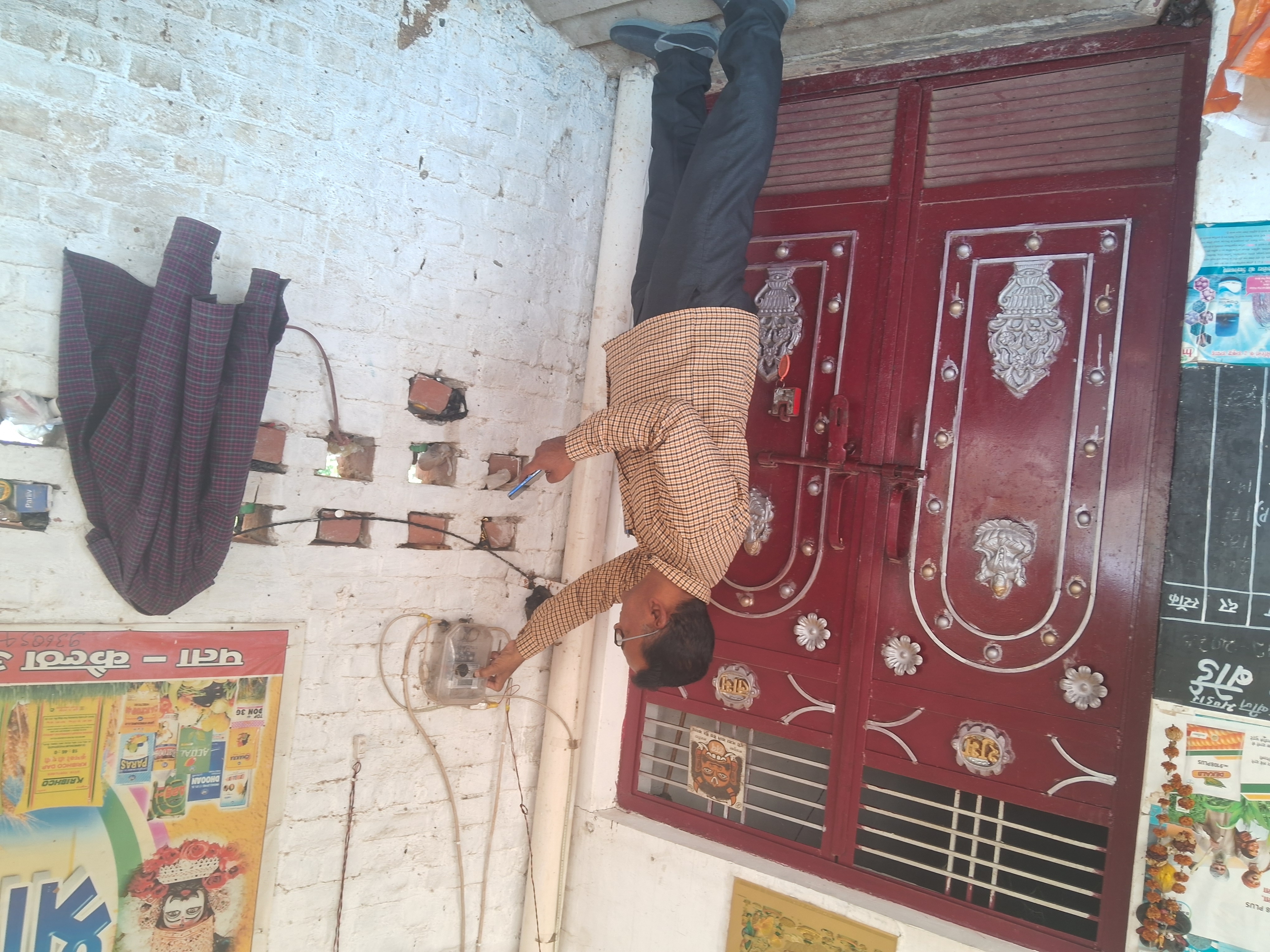 बिलिंग ऐप से बिजली रीडिंग करते नजर आए विद्युत कर्मचारी नेम सिंह, कैल्ठा गांव में अभियान