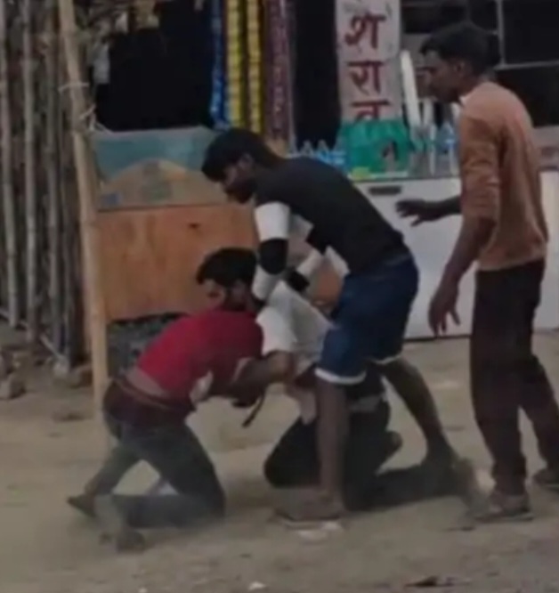 शराब के नशे में सड़क पर संग्राम: बेल्ट-ईंट से हमला, बाइक भी तोड़ी