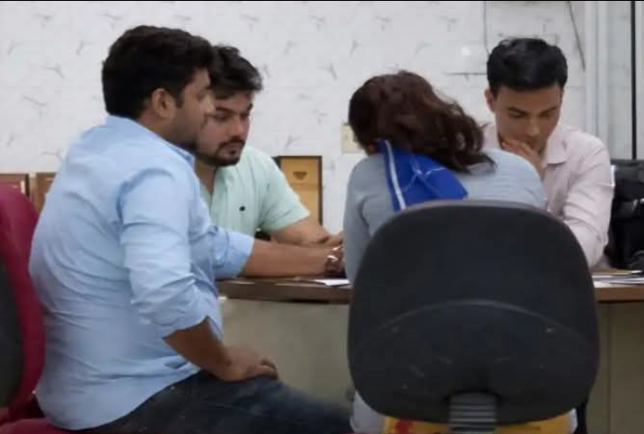 कछौना में CBI का 'सुपरफास्ट' एक्शन: बैंक के गलियारों में मचा हड़कंप! 