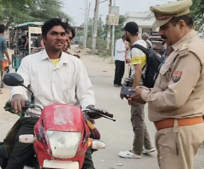 अलीगंज में पुलिस की सख्ती: बिना हेलमेट और सीट बेल्ट वालों के चालान