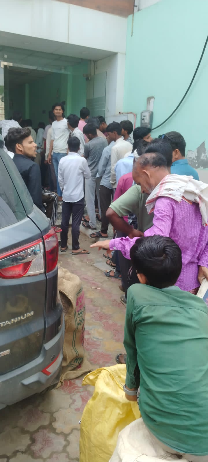 बदायूं:बिनावर में भारत गैस एजेंसी पर मनमानी का आरोप, गैस न मिलने से भड़के उपभोक्ता।