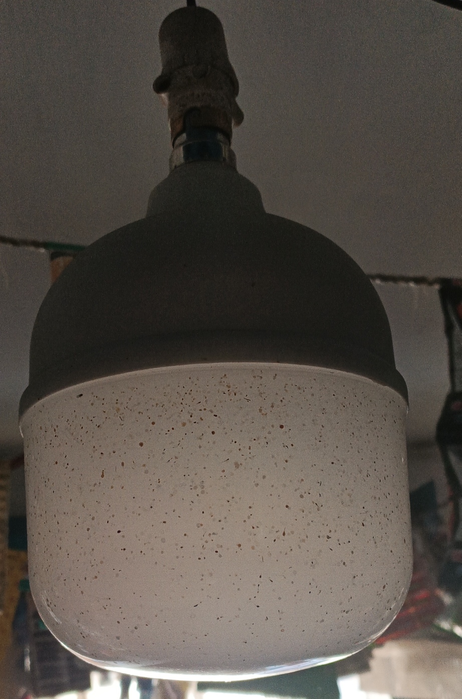 बदायूं:पांच दिनों से अंधेरे में डूबे कई गांव, बिजली विभाग की लापरवाही से ग्रामीण परेशान।