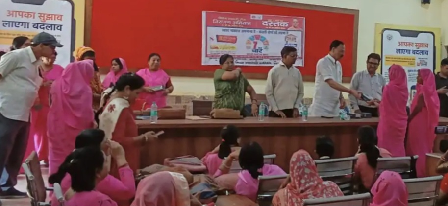 अलीगंज में आंगनवाड़ी कार्यकत्रियों को स्मार्टफोन, डिजिटल सशक्तिकरण की ओर बड़ा कदम