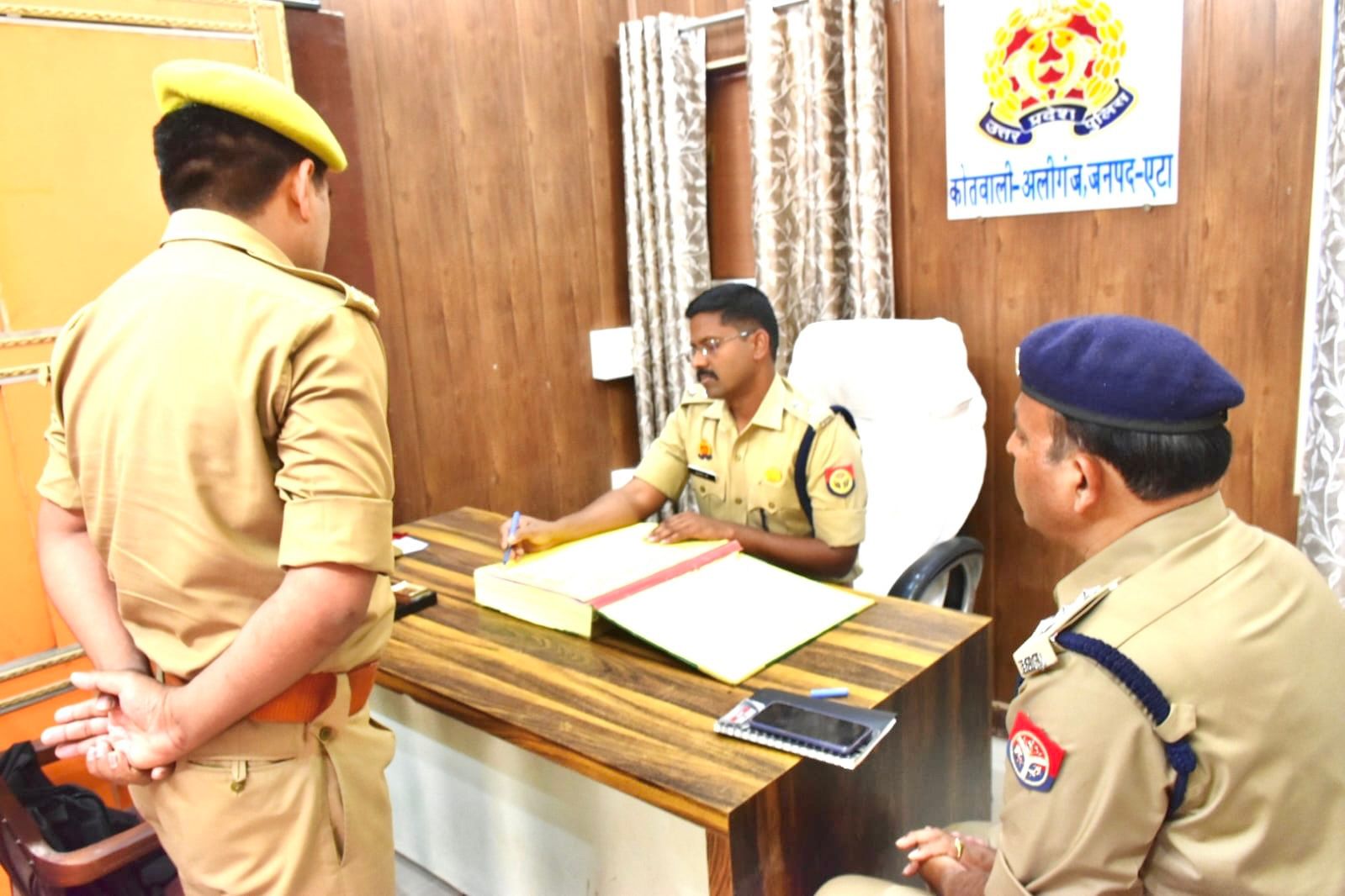 एटा में SSP डॉ. इलामारन का थाना अलीगंज पर औचक निरीक्षण, व्यवस्थाओं का लिया जायजा