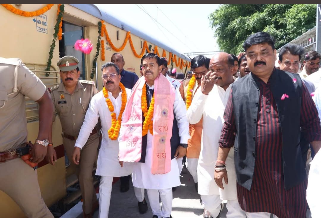 बदायूं वासियों को मिली बड़ी सौगात: केंद्रीय राज्यमंत्री बीएल वर्मा ने विशेष ट्रेन को दिखाई हरी झंडी।