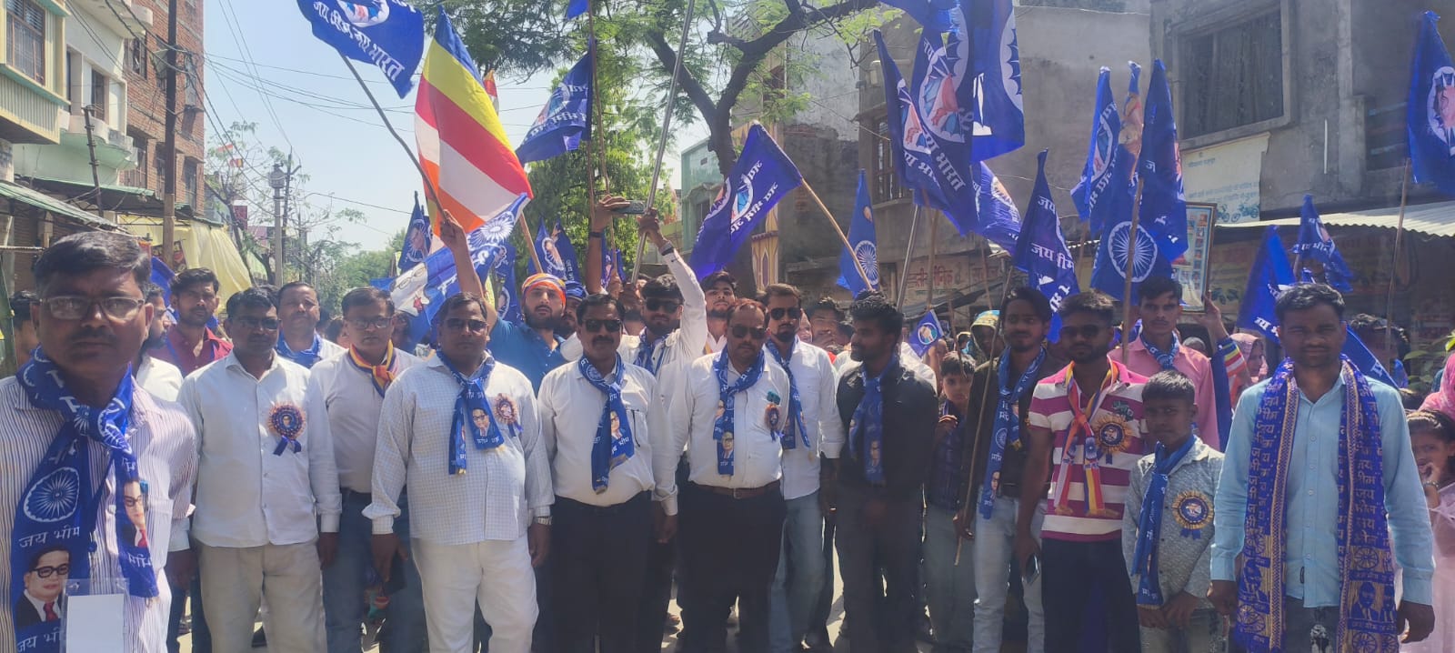 नीले परचम के साथ अलीगंज में निकली विशाल शोभायात्रा, गूँजे बाबा साहेब के जयकारे
