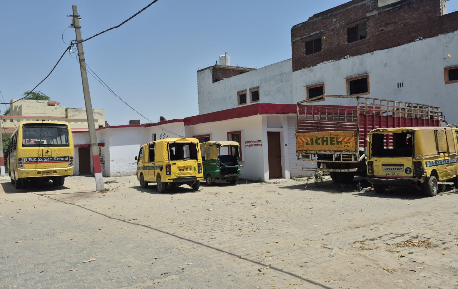 अलीगंज में एआरटीओ का सख्त एक्शन: स्कूली वाहनों पर चेकिंग, 3 पर ₹78 हजार जुर्माना.